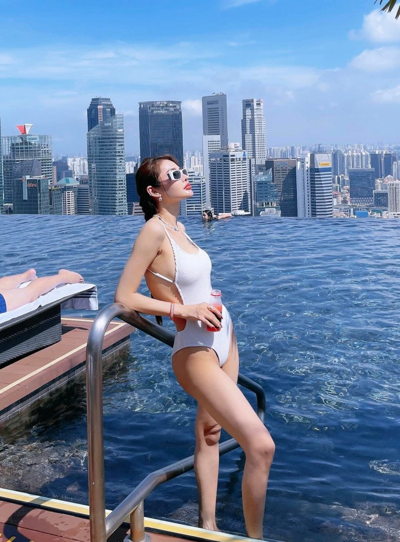 Dù tay chân của cô nàng nhỏ nhắn nhưng vòng 1 vẫn đầy đặn và hút mắt.