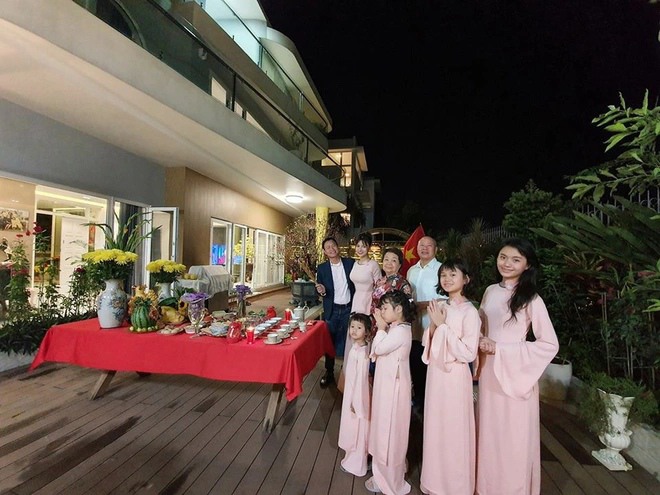 Nữ siêu mẫu Việt lấy chồng đại gia gốc Campuchia viên mãn trong biệt thự, làm mẹ 4 cô con gái - 1
