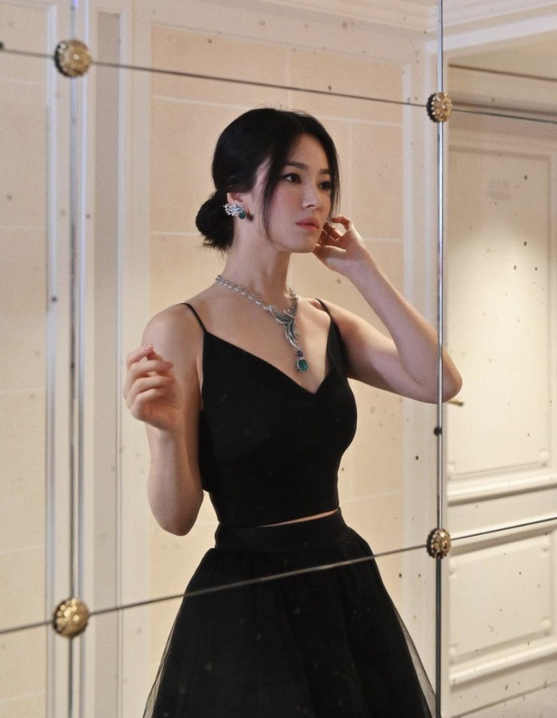 Song Hye Kyo amp;#34;gây lúamp;#34; với chiếc áo tàng hình “mặc như không”, táo bạo nhất từ trước đến nay - 7