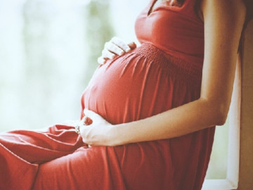 Đi du lịch về thấy mẹ mang thai, cô gái phát hoảng khi biết danh tính bố đứa trẻ