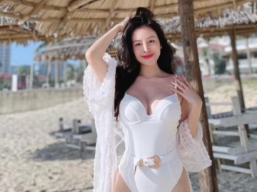 Chẳng còn thả rông, bà Tưng nay đi biển ăn mặc ý nhị, khoe dáng sương sương vẫn đẹp đỉnh