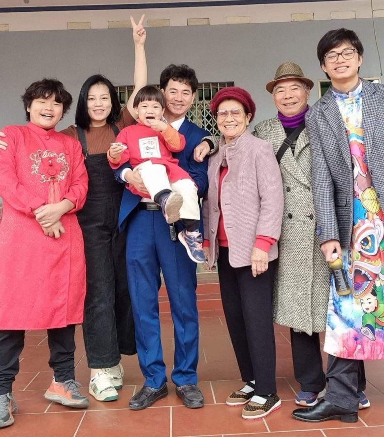 Hôm Tết, Bi Béo vẫn để kiểu tóc xoăn. Trông cậu cao gần bằng bố mẹ, trong khi anh trai Minh Bủm cao vổng hẳn lên, vượt tất cả mọi người trong gia đình.