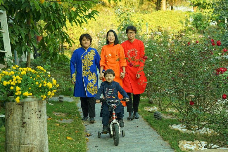 Ngày đầu xuân, Bi cùng anh trai, em trai của mình diện áo dài nổi bật chụp với mẹ ruột của mình trong không gian đậm sắc xanh.