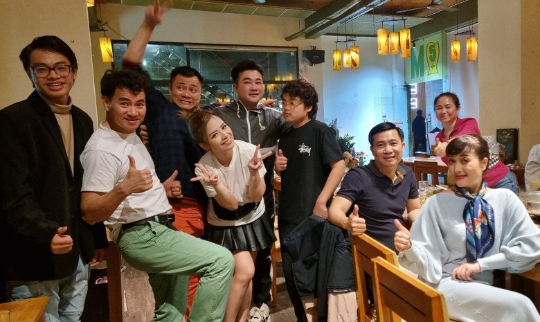 Bi Béo, Minh Bủm còn thường xuyên được tiếp xúc với các cô chú nghệ sĩ là đồng nghiệp của bố nên khá dạn dĩ nơi đông người.