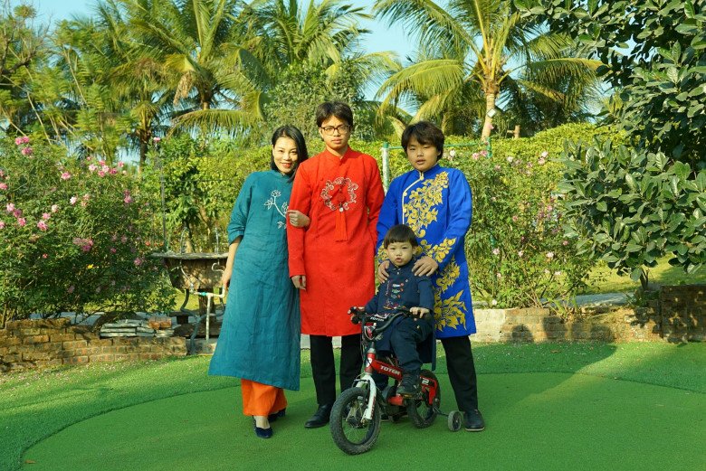 Có 3 quý tử khôi ngô và thông minh với danh hài Xuân Bắc, bà xã Hồng Nhung còn dí dỏm: Chuẩn bị thêm 2 em nữa làm dân tình thích thú.