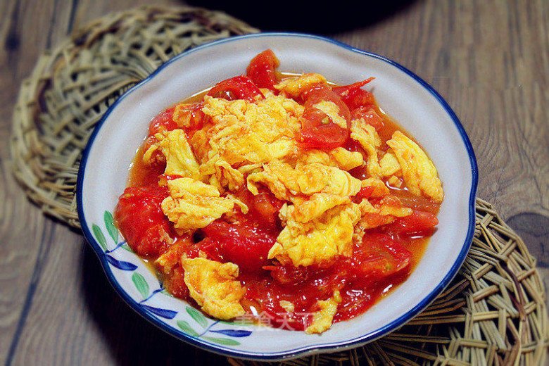 Làm món trứng chưng cà chua, nhớ cho thìa này trứng mới mềm ngon, không bị khô