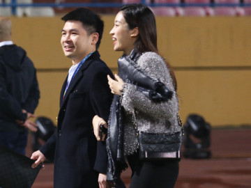 Từng không ngồi cạnh nhau, con trai út Bầu Hiển giờ kè kè Đỗ Mỹ Linh không rời, cho biết sợ mất vợ