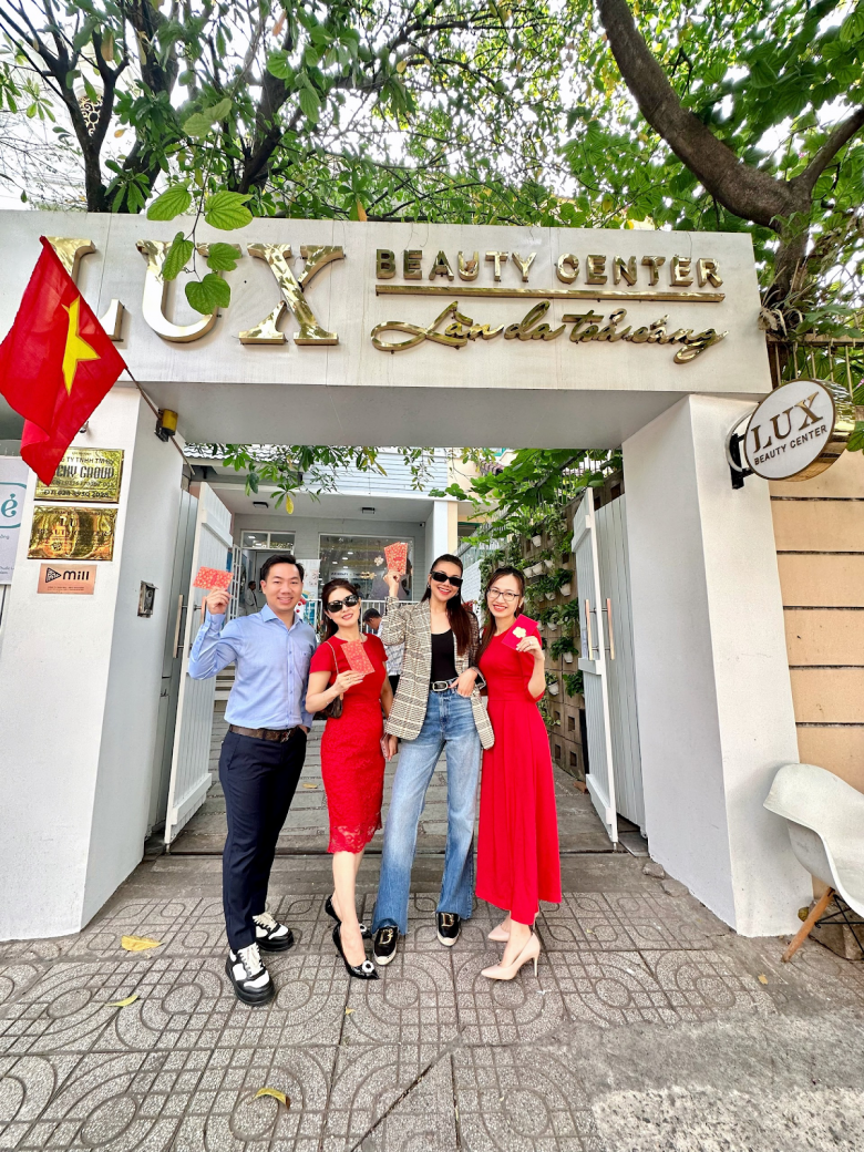 Siêu mẫu Thanh Hằng check in tại buổi khai trương Lux Beauty Center  - 5