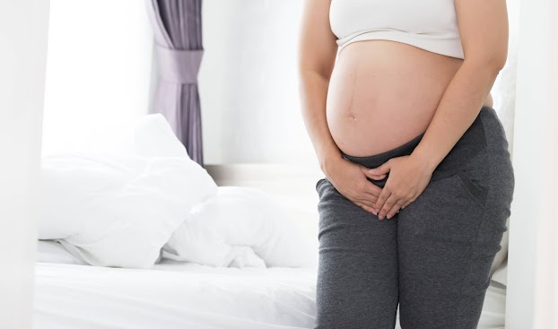 Nếu trong giai đoạn này nếu kèm theo hiện tượng ra máu hồng, vỡ ối và các cơn co thắt xuất hiện thường xuyên thì có thể báo người nhà chuẩn bị xách làn đi sinh là vừa. (Ảnh minh họa)