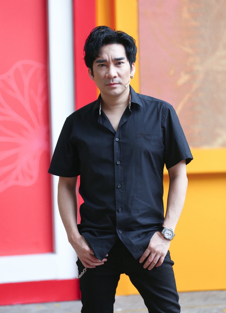 Anh cho biết cha và anh trai vừa mất, chị gái cũng bị bệnh hoành hành.