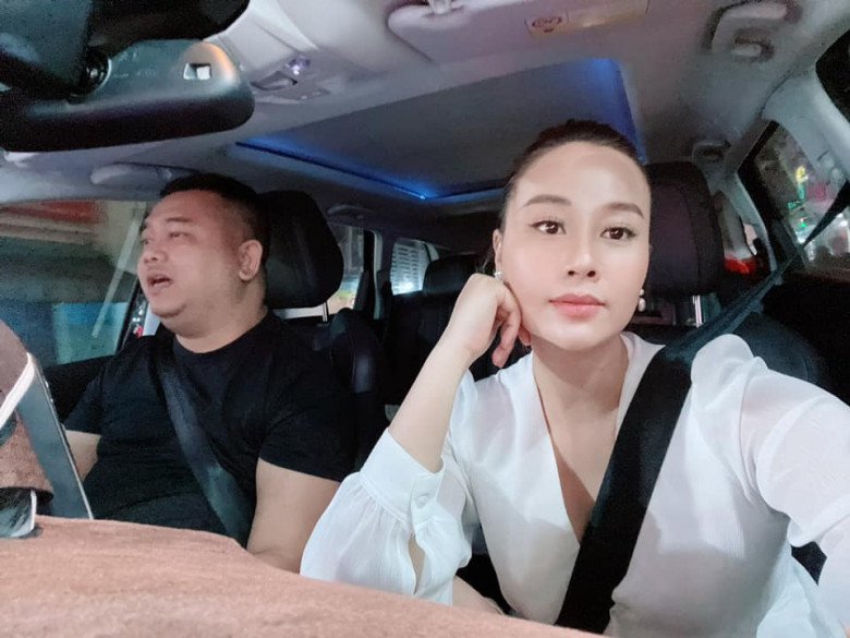 Nhà sản xuất âm nhạc đã bất chấp lội nước, đưa Hà Thúy Anh về nhà vì “đây là người quan trọng trong cuộc đời”.