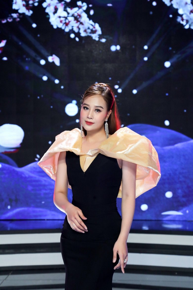 Nữ ca sĩ trở nên nữ tính, nhẹ nhàng và yếu đuối hơn từ ngày lấy chồng.