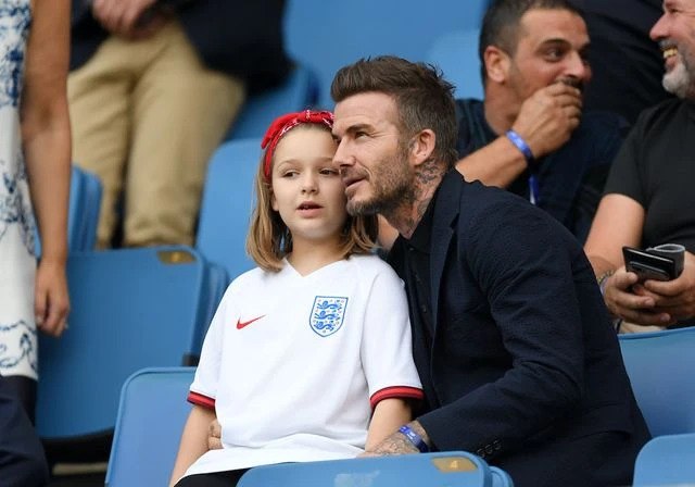 Con gái David Beckham đi với mẹ ăn mặc như người lớn, về nhà với bố diện đồ khác hẳn - 17