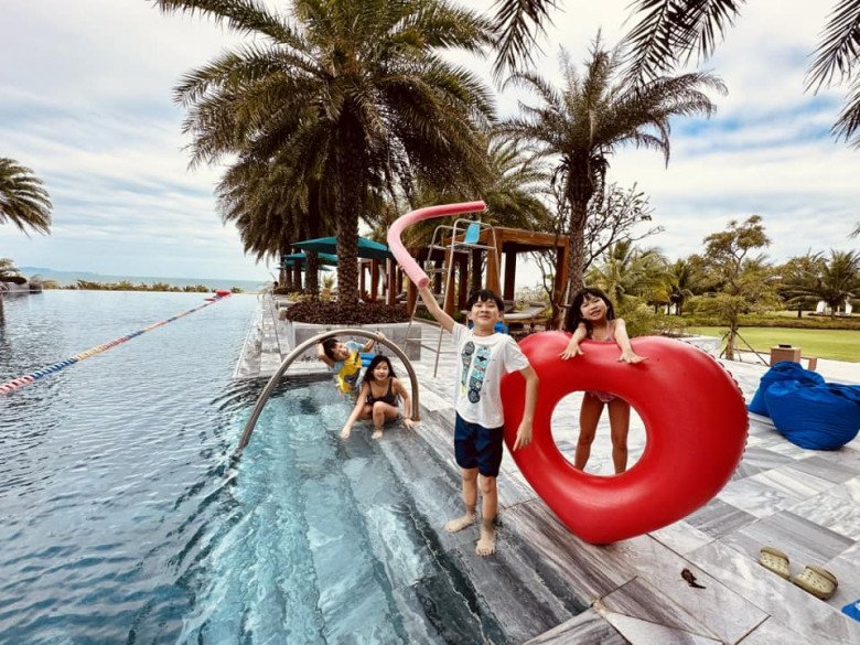 Không còn lội suối cuốc đất, 4 con Lý Hải - Minh Hà có chuyến du lịch trong mơ tại resort sang trọng - 3