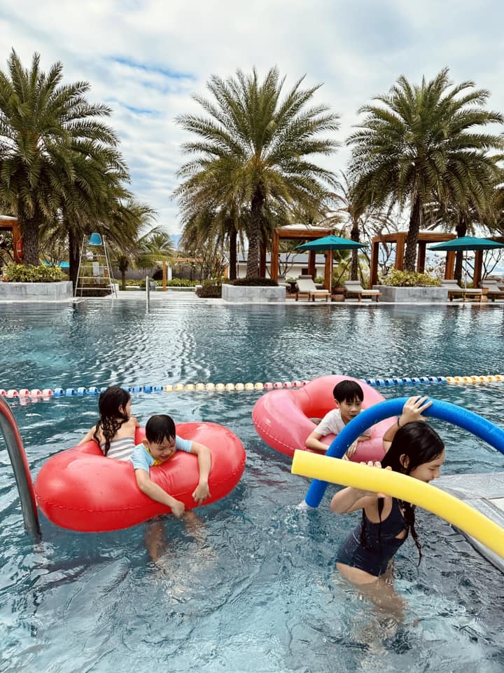 Không còn lội suối cuốc đất, 4 con Lý Hải - Minh Hà có chuyến du lịch trong mơ tại resort sang trọng - 4