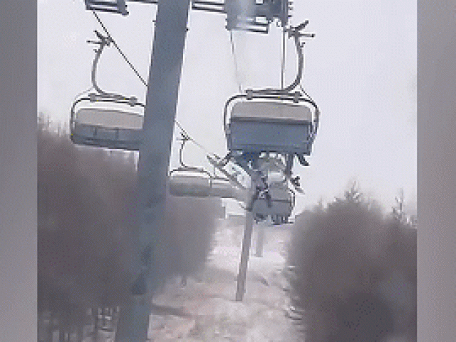 Clip Eva - Clip: Kinh hoàng khoảnh khắc bé trai 8 tuổi bất ngờ rơi khỏi cáp treo