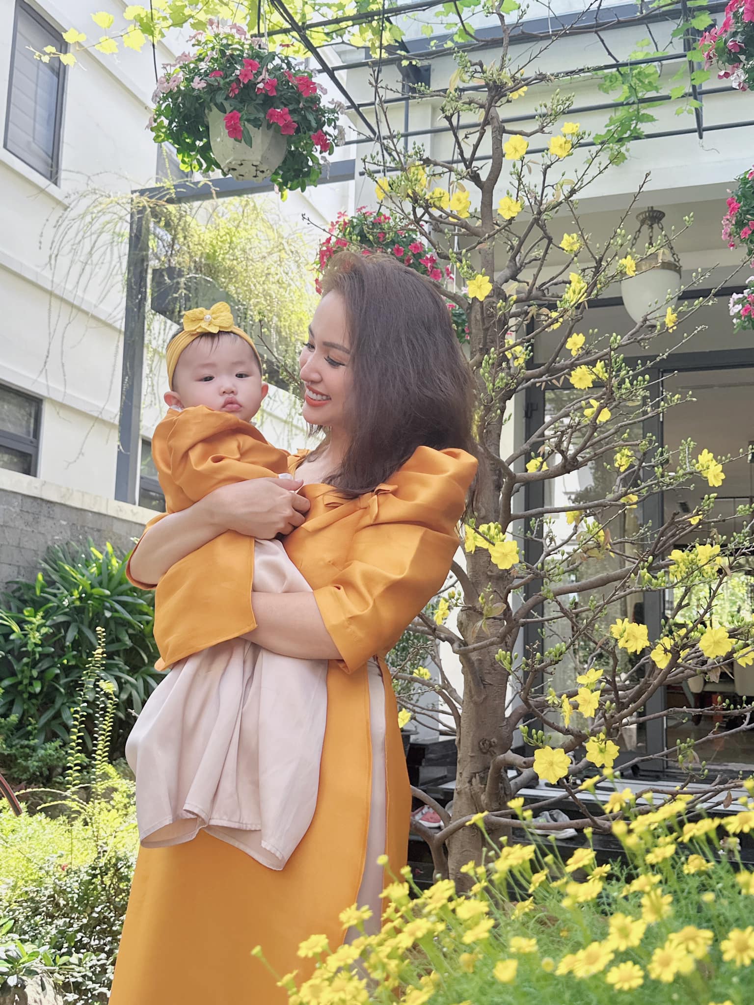 Làm mẹ lần 2 sau 13 năm với chồng mới, Vân Hugo sống viên mãn với gia đình nhỏ trong ngôi nhà hoa hồng - 7