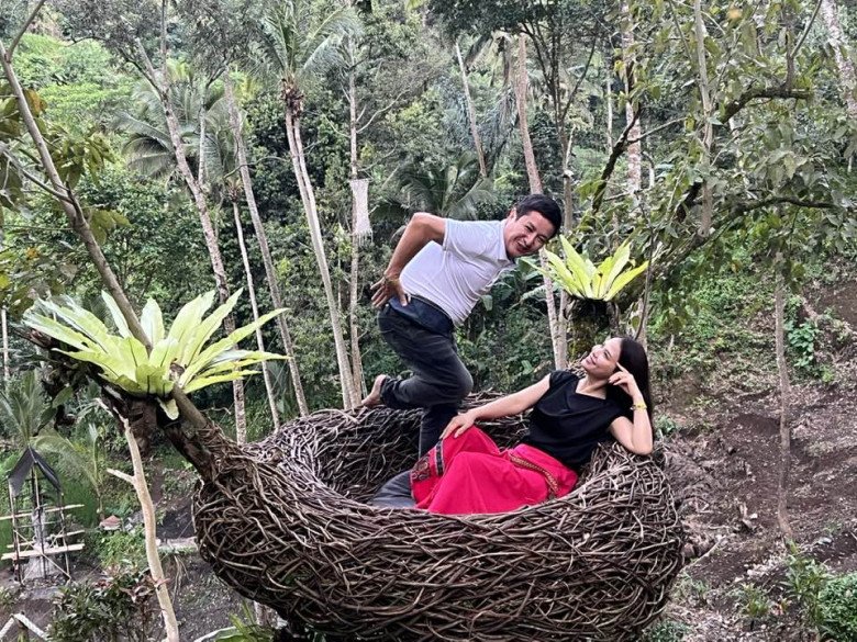 Cả hai còn lãng mạn đi du lịch nước ngoài với nhau.