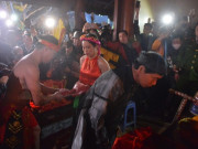 Tin tức - Trăm người vây kín miếu Đụ Đị để tận mắt chứng kiến cặp đôi làm “chuyện ấy” trong lễ Linh tinh tình phộc