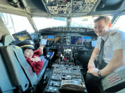 Làm mẹ - Em bé Việt bất ngờ được cơ trưởng mời vào buồng lái chơi, ai cũng trêu: Nhờ mẹ bé đẹp đó!