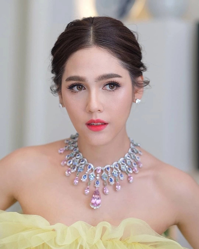 Chompoo phản ứng thế nào đối với tin đồn của chồng?