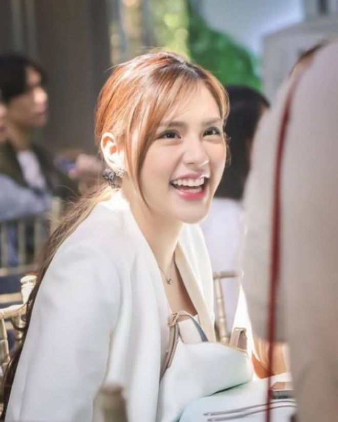 Tan là một cô gái khá xinh xắn, đáng yêu và thông minh.