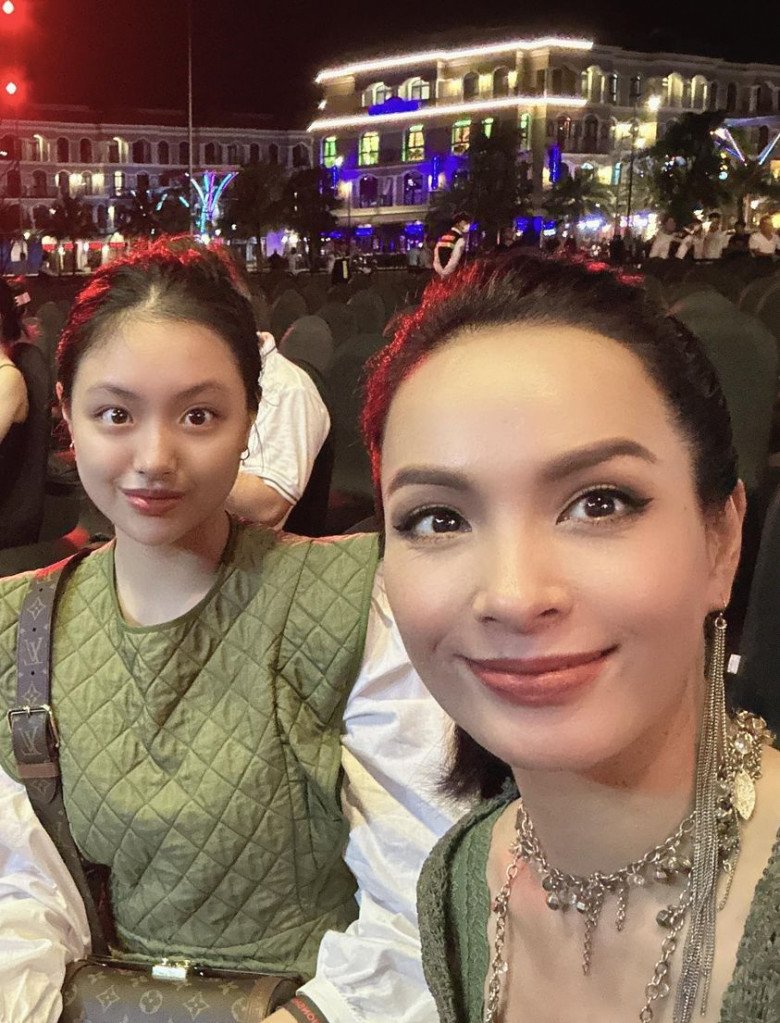 Nhưng điện thoại của Thúy Hạnh chỉ có Suti là mở được chức năng nhận diện mặt.