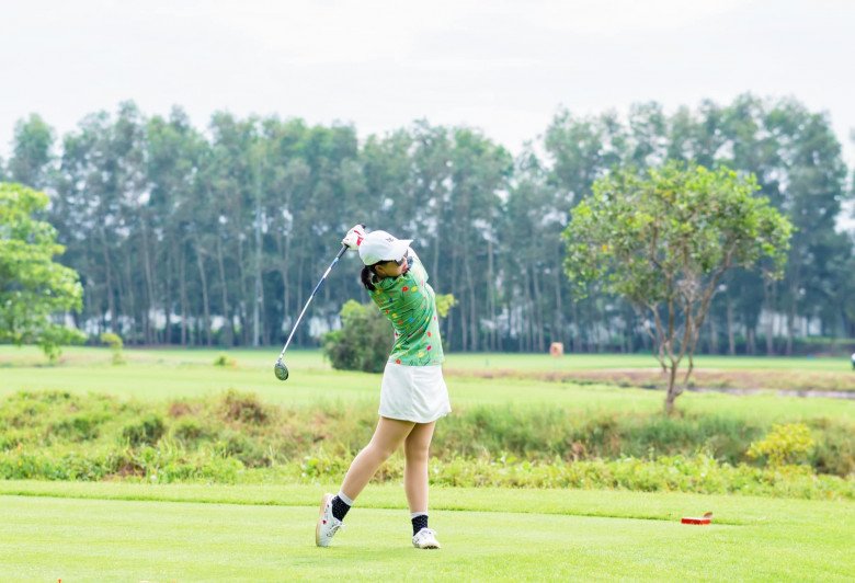 Dù nhỏ bé nhất nhà nhưng chị gái của Suti lại chơi golf rất giỏi và giành giải thưởng.