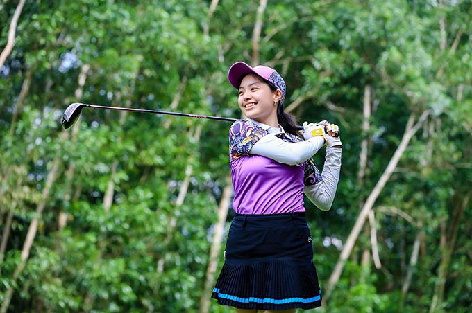 Suti amp;#34;Bố ơi mình đi đâu thếamp;#34; đẹp mê mẩn trên sân golf, chị ruột nhỏ con hơn nhưng có tài năng làm người lớn cũng nể - 5