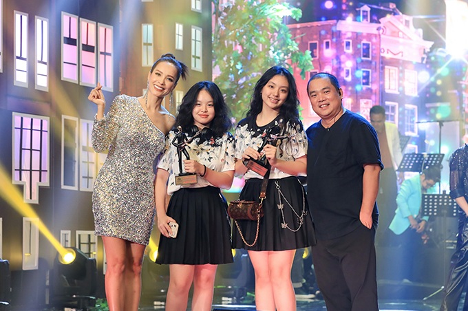 Suti amp;#34;Bố ơi mình đi đâu thếamp;#34; đẹp mê mẩn trên sân golf, chị ruột nhỏ con hơn nhưng có tài năng làm người lớn cũng nể - 10