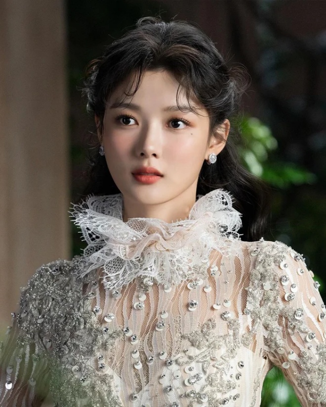 Kim Yoo Jung đăng ảnh mới ngay lập tức gây sốt. 