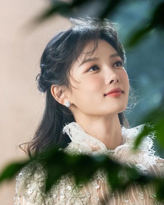 Thần thái của em gái quốc dân Kim Yoo Jung khiến khán giả trầm trồ.