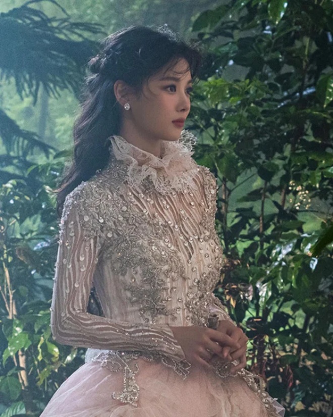 Cô như công chúa bước ra từ vườn cổ tích. 
