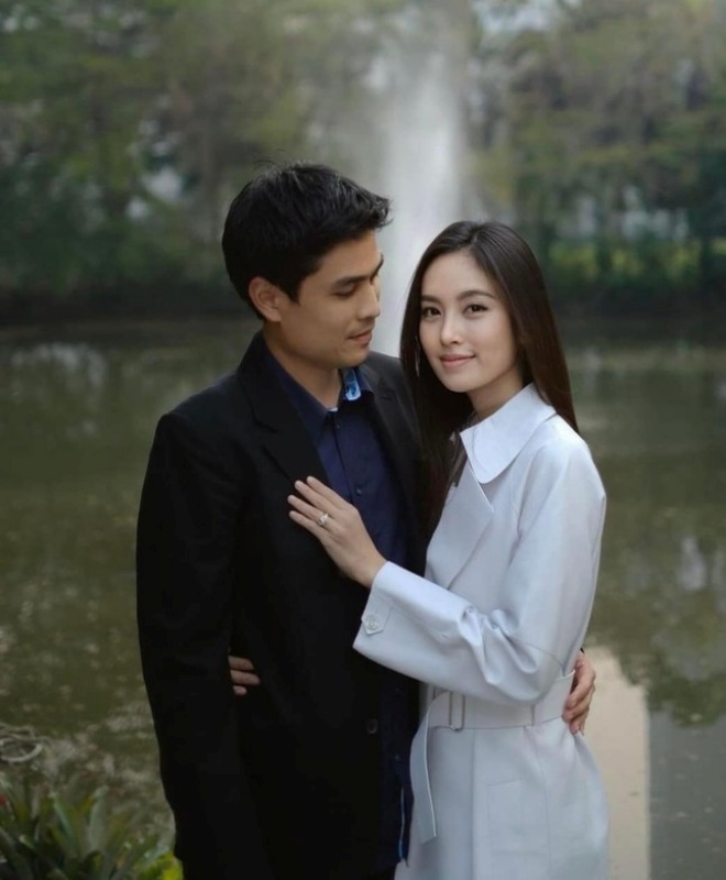 Nong Poy chuẩn bị lên xe hoa về nhà chồng.