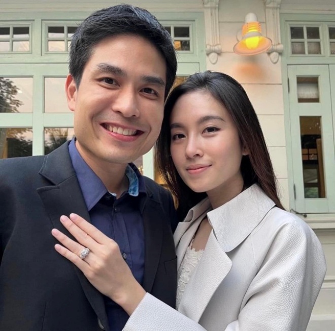 Nong Poy và chiếc nhẫn ngón áp út nổi bật.