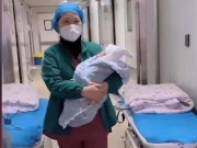 Bà bầu - Sau ca mổ đẻ, y tá bế em bé ra trao cho người nhà thì phải sốc nặng nhìn cảnh ngoài hành lang 