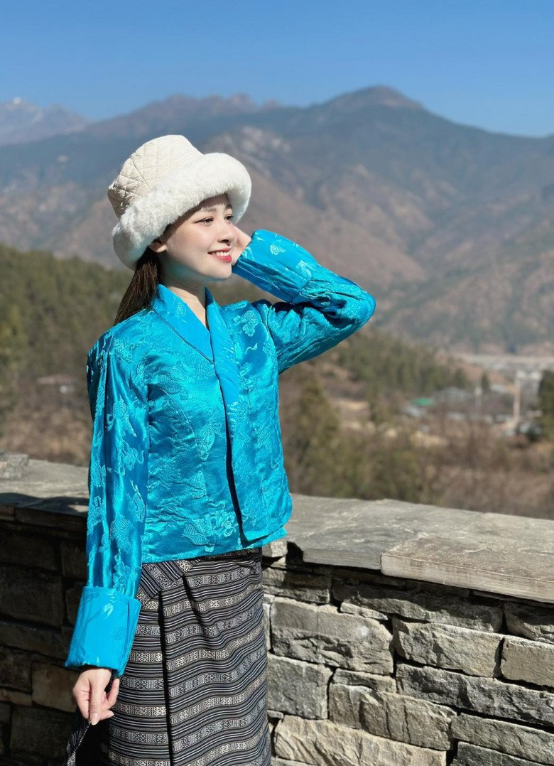 Danh tính cô gái Việt hát trên máy bay đi Bhutan, mặt xinh như giọng, diện khéo tới mức chiều cao là ẩn số - 1