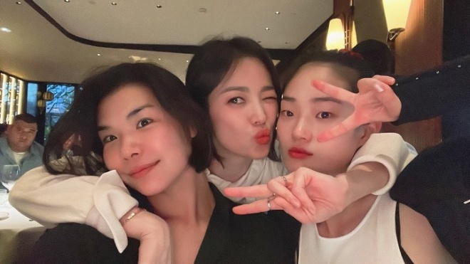 Song Hye Kyo khá vui vẻ và thoải mái bên đám bạn thân.