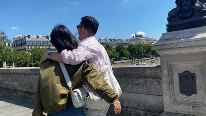Song Hye Kyo còn đăng ảnh thân thiết bên một người đàn ông.