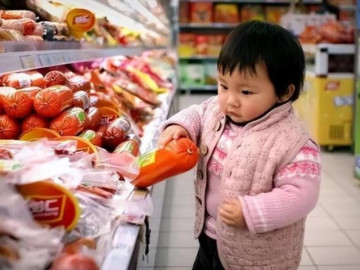 Bé gái 2 tuổi ăn trộm đào bị nhân viên phạt tiền, phản ứng của người mẹ gây sốc