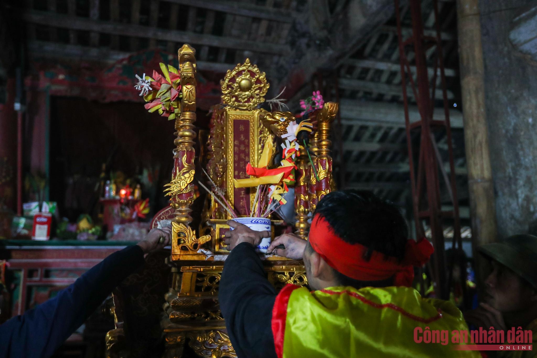 Lễ tế được tổ chức tại đình làng Mỏ(Trấn Yên, Bắc Sơn). Truyện truyền miệng trong dân gian làng xã,.. thì ngày xưa ở khu vực cửa đình Làng Mỏ có ít nhất 03 địa điểm thờ tự của cộng đồng (điểm thờ các vị Thần linh) là thờ thần Nước (Long Vương) và đức vua Miêu Tĩnh tại mỏ nước Bó Vằn. Thờ giặc Tài Ngàn (Quỷ thần) tại miếu Xa Vùn và thờ Đức thánh Cao Sơn - Quý Minh(Thần núi Tản Viên) tại đình làng Mỏ.