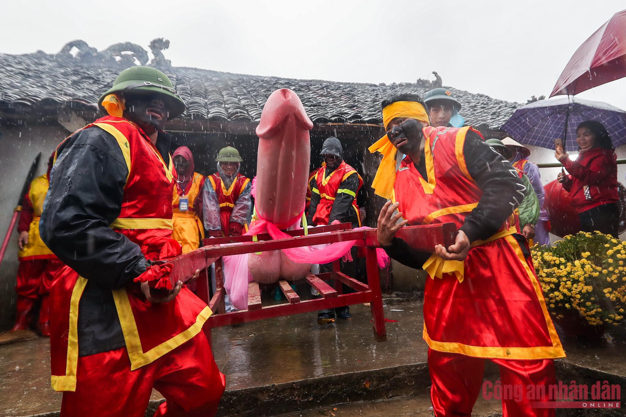 Tàng thinh được làm bằng gỗ nặng khoảng 1 tạ, sau lễ sẽ được hoá. Ná Nhèm (theo tiếng Tày nghĩa là mặt nhọ) là lễ hội đặc biệt của hai dòng họ Hoàng và Bế vốn gốc họ Mạc nhưng phải thay tên đổi họ để tránh họa tru di, truy sát của vua Lê chúa Trịnh. Về bản chất đây chỉ là việc con cháu gốc họ Mạc mượn tín ngưỡng phồn thực để biểu đạt mong ước đức Vua phù trợ cho dòng họ tái sinh lớn mạnh.