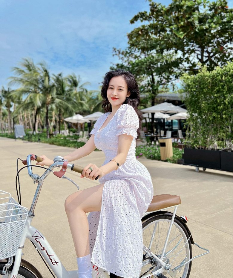 Cô nàng phong độ sắc vóc, làn da da trắng hồng như Bạch Tuyết cùng style ăn mặc tựa nàng thơ.