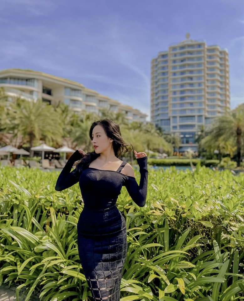 Bà Tưng chẳng cần phải diện các item áo tắm cắt khoét vẫn hút trọn spotlight với vòng eo bé tí.