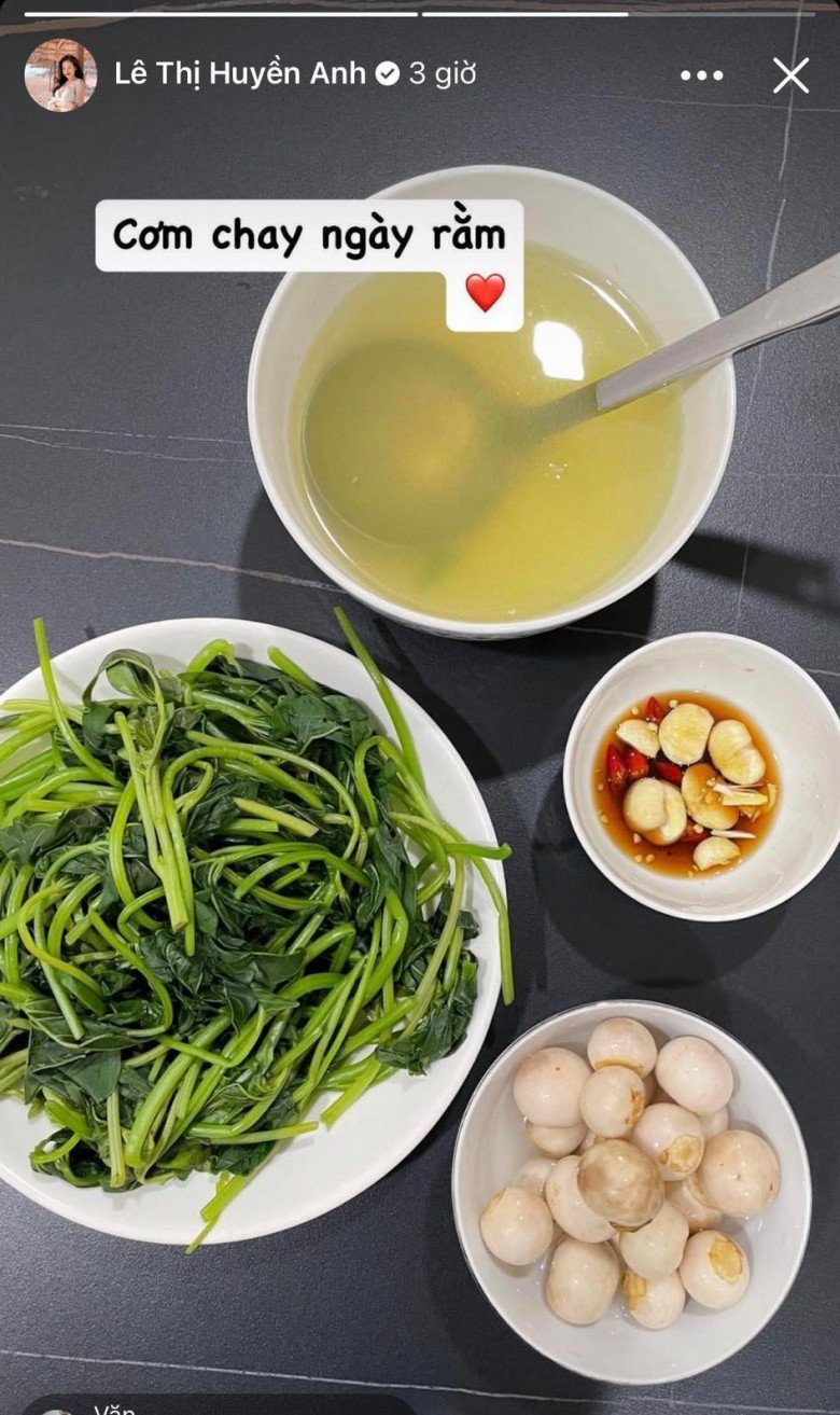 Quá shock trước mâm cơm chay ngày Rằm tháng 1 của bà Tưng! Cả mâm chỉ vỏn vẹn đĩa rau luộc, vài trái cà muối. Dù là đồ chay nhưng vẫn quá sơ sài để có thể nuôi dưỡng cơ thể.