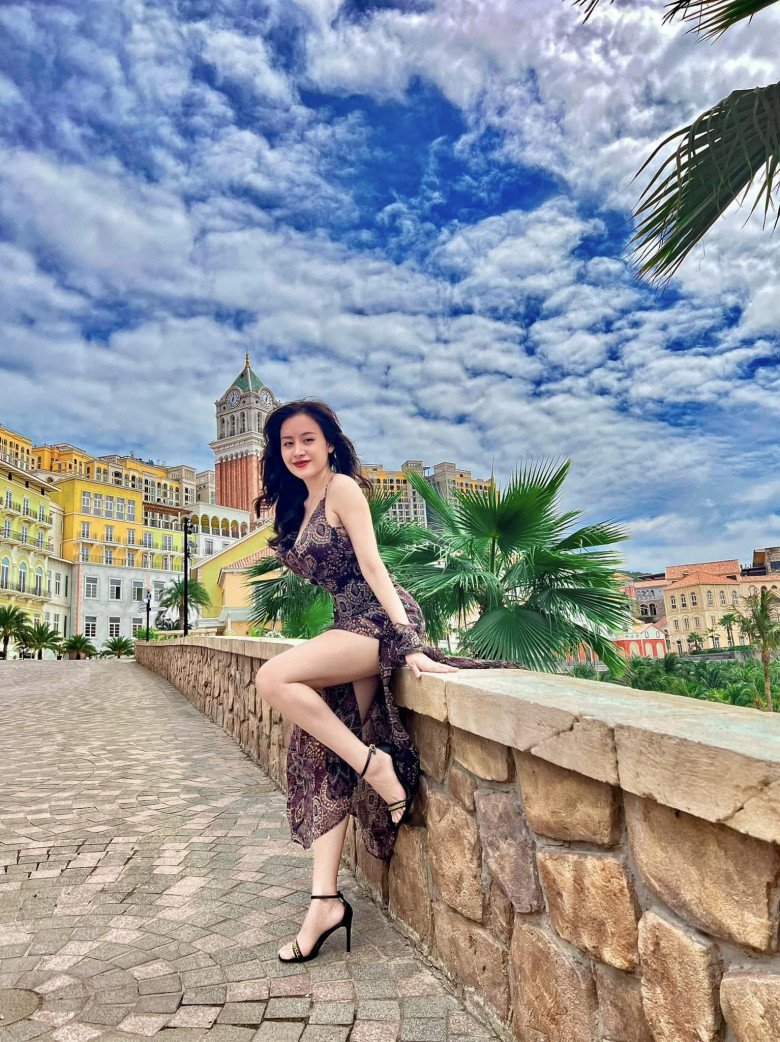 Dù chưa từng hé lộ cụ thể số đo 3 vòng hay chiều cao, cân nặng song ngắm bà Tưng, ai cũng đoán, cô phải có số đo rất chuẩn, thậm chí chuẩn hơn mẫu.