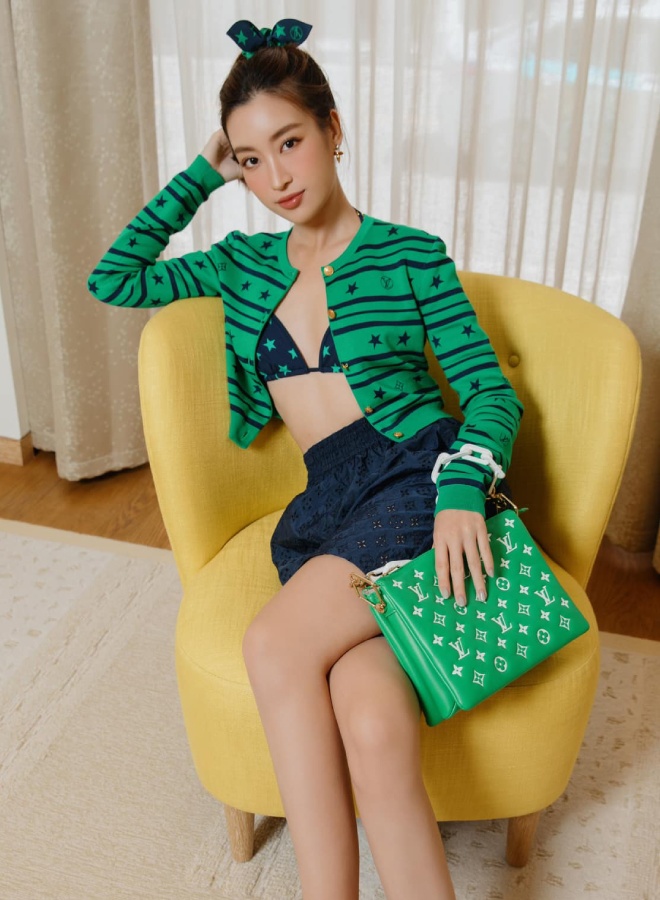 Trước đó, Đỗ Mỹ Linh chuộng diện trang phục khoe eo, ôm sát.