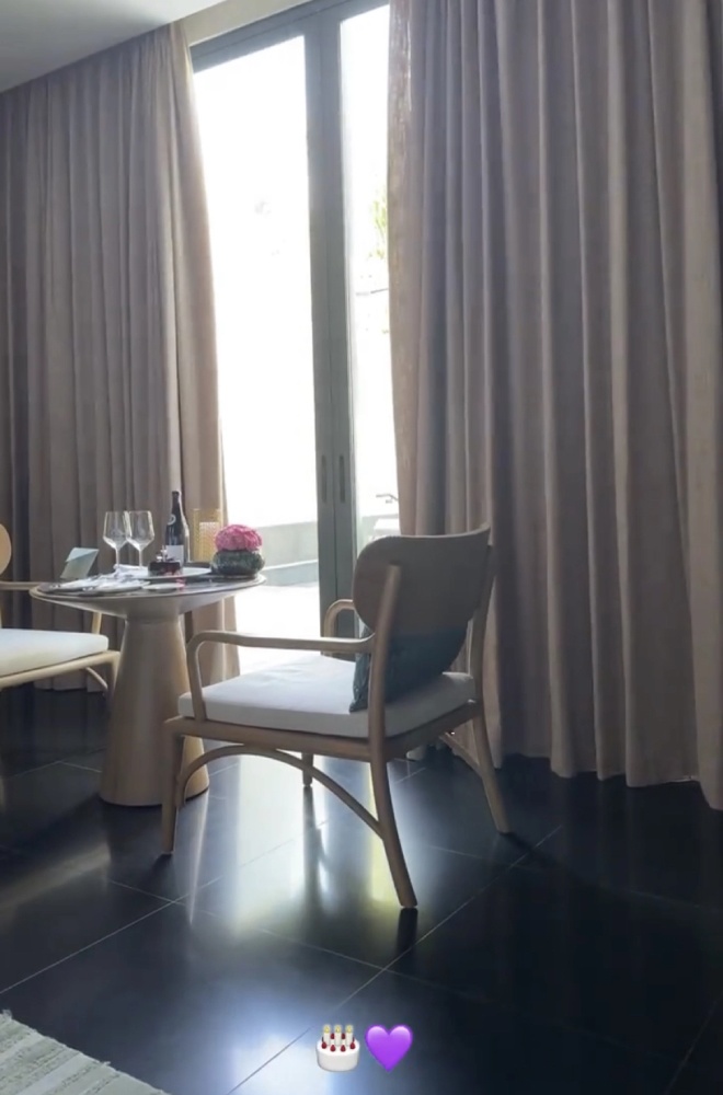 Bàn tiệc riêng tư vô cùng lãng mạn của Đỗ Mỹ Linh và Đỗ Vinh Quang khiến dân tình xuýt xoa.