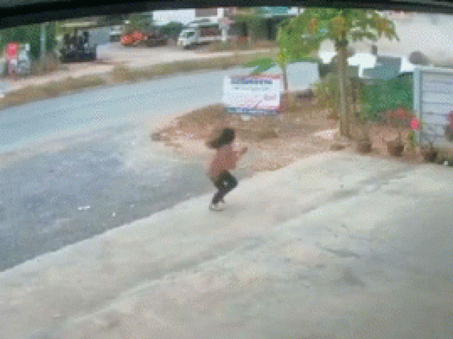 Clip Eva - Clip: Xe ô tô lộn vòng như phim hành động, cô gái thoát chết khó tin