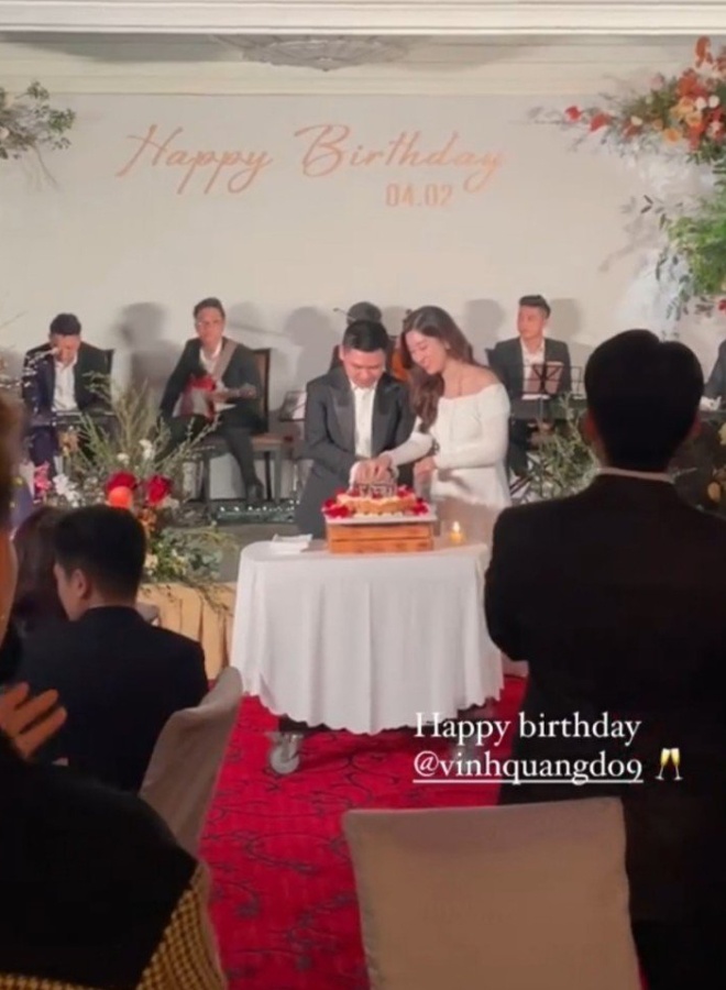 Khoảnh khắc cùng cắt bánh kem sinh nhật của Đỗ Mỹ Linh và ông xã Đỗ Vinh Quang.